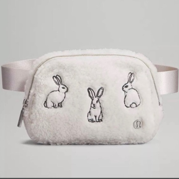 Lululemon Limited Edition Everywhere
Belt Bag Fleece New Year - Picture 1 of 10